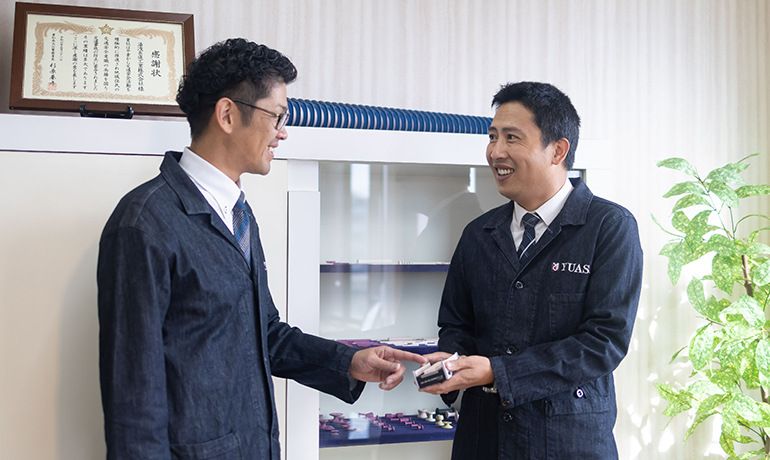 湯浅糸道工業の営業スタッフ