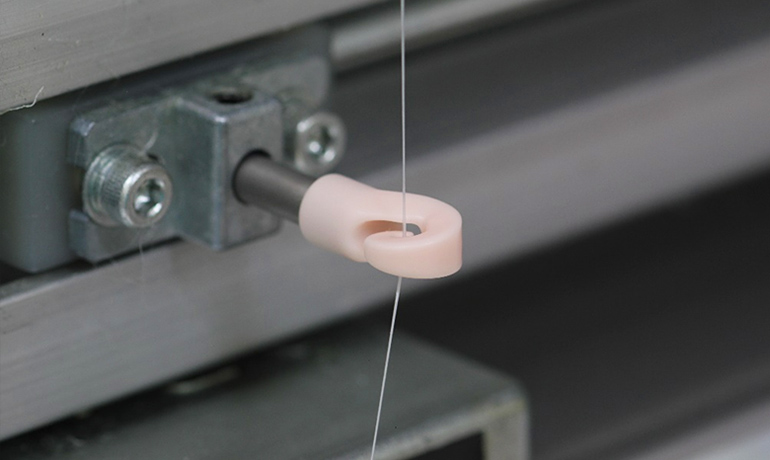 機械に設置されたドッグテールガイド